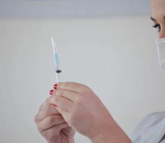 Agendamento de vacina contra Covid-19 para idosos de 63 a 69 anos abre neste sábado