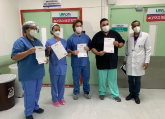 Profissionais de saúde da UPA CIS recebem cartas de apoio escritas por crianças.