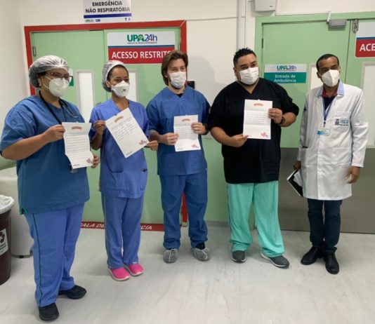 Profissionais de saúde da UPA CIS recebem cartas de apoio escritas por crianças.