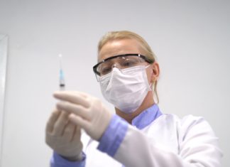 Segunda dose da vacina Astrazeneca estará disponível no Centreventos para trabalhadores de saúde