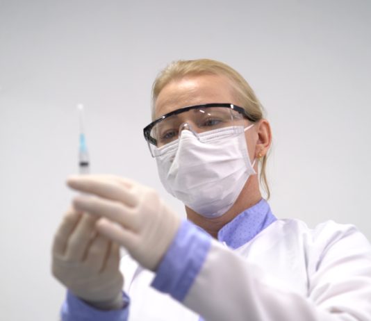 Segunda dose da vacina Astrazeneca estará disponível no Centreventos para trabalhadores de saúde