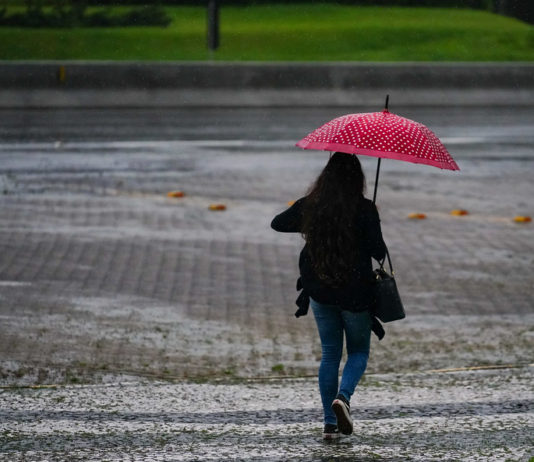 Defesa Civil alerta para chuva forte e trovoadas em SC a partir desta terça.