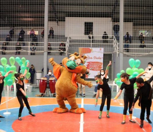 Escola Básica Aníbal César realiza entrega dos livros da Escola da Inteligência