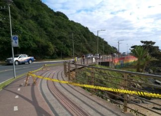 Defesa Civil e Obras isolam parte da ciclovia e calçada no Caminho de Cabeçudas