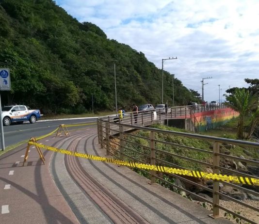 Defesa Civil e Obras isolam parte da ciclovia e calçada no Caminho de Cabeçudas