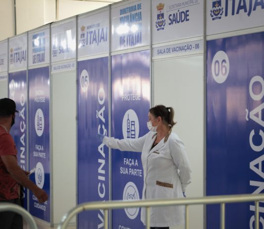 Itajaí retoma na quarta-feira vacinação contra Covid-19 para profissionais de Educação