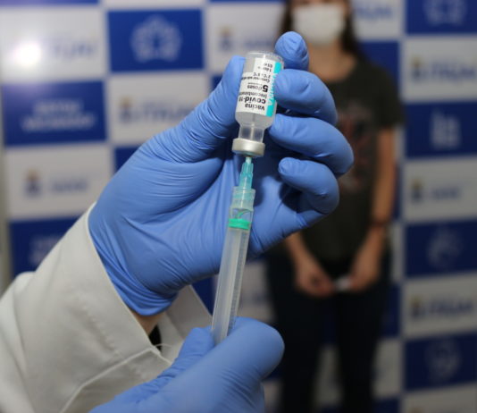 Segunda dose da AstraZeneca para pessoas que completaram 12 semanas de intervalo será liberada na segunda-feira