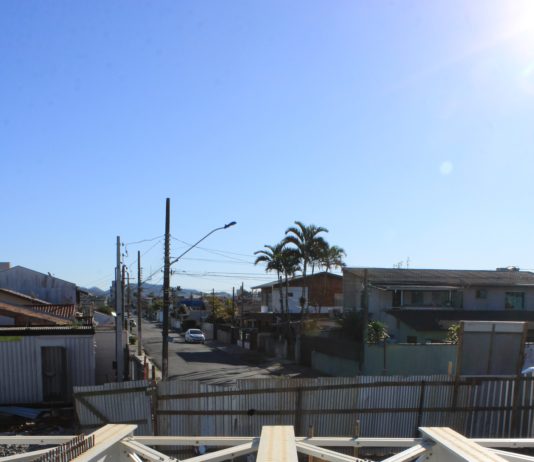 Vigas metálicas de 180 toneladas dão sustentação à ponte entre São João e São Vicente