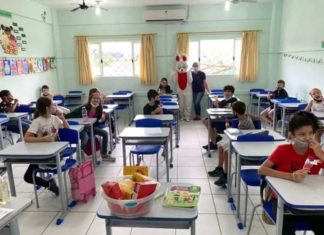 Surto de Covid-19 em alunos e professores faz escola suspender aulas em Camboriú.