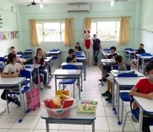 Surto de Covid-19 em alunos e professores faz escola suspender aulas em Camboriú.