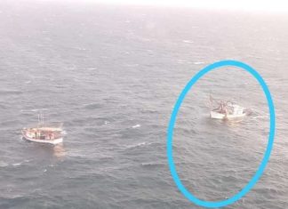 Embarcação a deriva na boca da barra do Rio Itajai- Açu.
