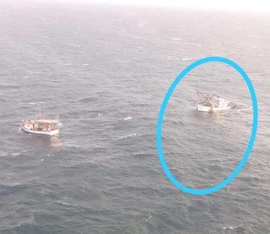 Embarcação a deriva na boca da barra do Rio Itajai- Açu.