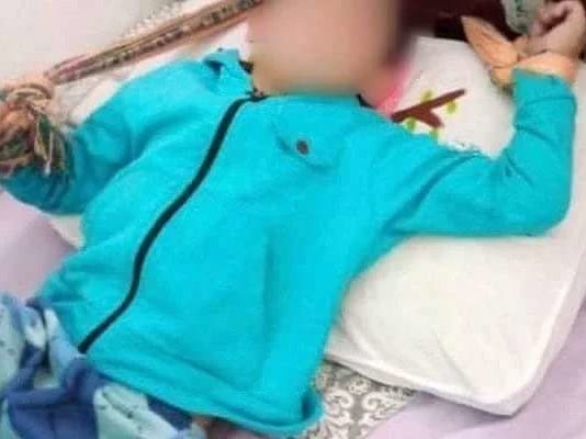 Criança era queimada e amarrada na cama.