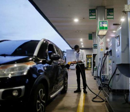Bolsonaro cobra que Petrobras agora siga queda do petróleo após reajustar combustíveis