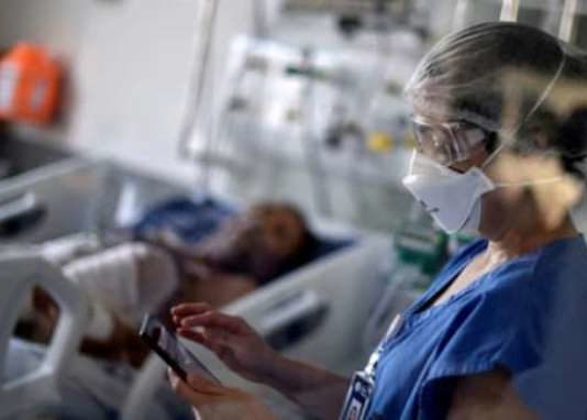 Média móvel por Covid-19 volta a ficar abaixo de 400 mortes diárias no Brasil