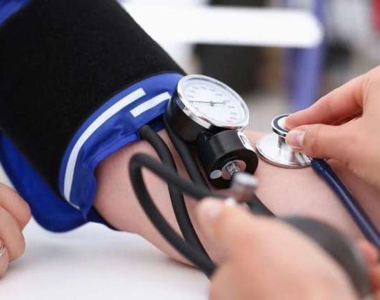 Cardiologista alerta para 5 doenças que a pressão alta pode provocar