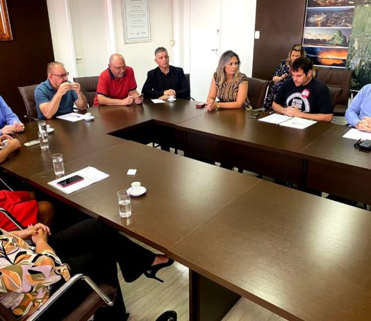 Município de Itajaí recebe representantes do Sindifoz e da Câmara de Vereadores para tratar sobre a greve dos servidores