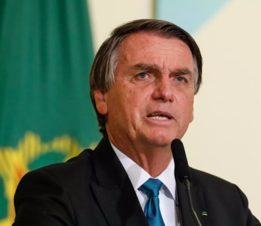 Bolsonaro recebe alta médica após passar a noite internado para exames