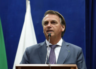 Brasil pode rebaixar pandemia de Covid-19 para endemia, diz Bolsonaro