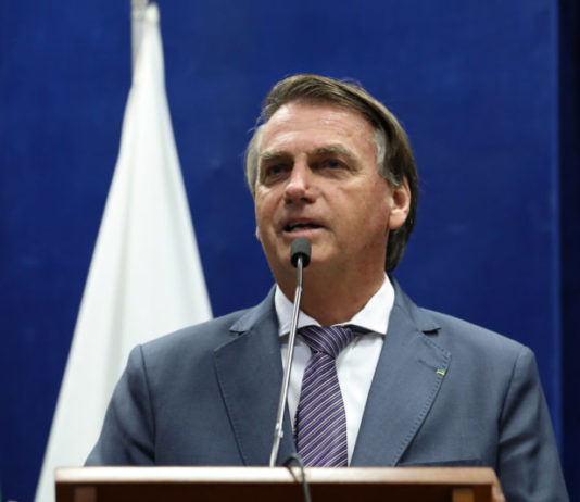 Brasil pode rebaixar pandemia de Covid-19 para endemia, diz Bolsonaro