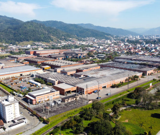 Multinacional de SC distribui parte de lucro milionário aos funcionários