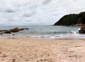 Homem fica ilhado em praia por não saber nadar
