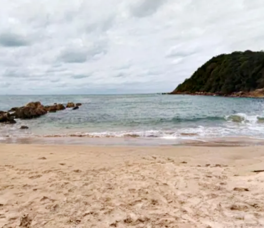 Homem fica ilhado em praia por não saber nadar