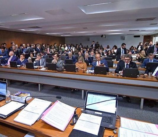 CCJ do Senado aprova piso salarial para agentes de saúde