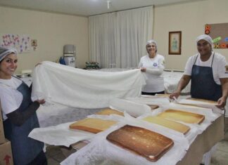 Bolo dos 163 anos de Itajaí é preparado por equipe composta por 30 pessoas