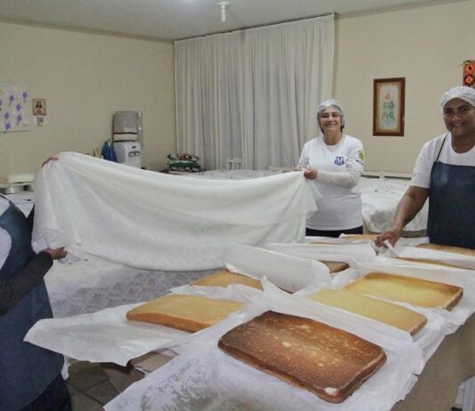 Bolo dos 163 anos de Itajaí é preparado por equipe composta por 30 pessoas