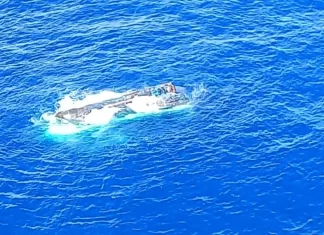 Marinha suspende buscas por tripulantes que desapareceram após barco pesqueiro virar em SC