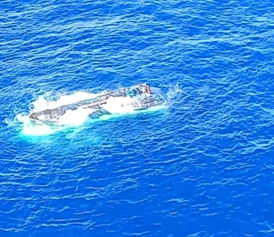 Marinha suspende buscas por tripulantes que desapareceram após barco pesqueiro virar em SC