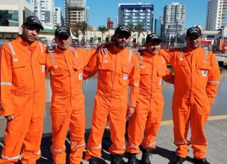 Barco pesqueiro que virou de cabeça para baixo em SC ‘desapareceu novamente’ no mar, diz Marinha.