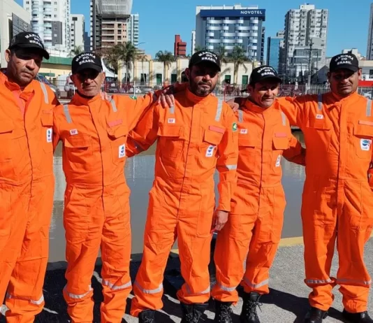 Barco pesqueiro que virou de cabeça para baixo em SC ‘desapareceu novamente’ no mar, diz Marinha.