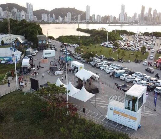 Festival de surfe, skate, arte e cultura segue até o fim de julho na Praia do Atalaia