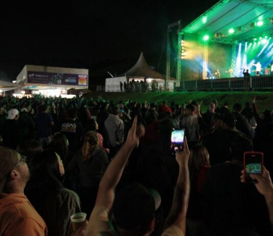 Zé Geraldo e banda Jeito Moleque reúnem milhares de pessoas na 38ª Festa Nacional do Colono