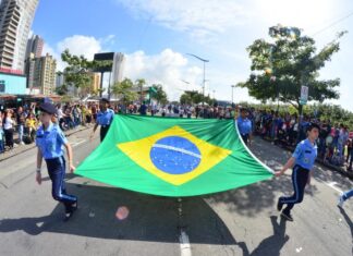 Desfile de Sete de Setembro reúne milhares de pessoas na Avenida Beira-Rio de Itajaí