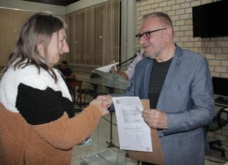 Itajaí entrega escrituras de imóveis a 36 famílias da comunidade da Baía