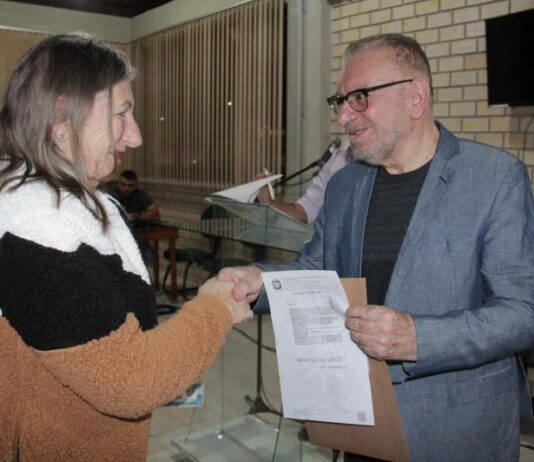 Itajaí entrega escrituras de imóveis a 36 famílias da comunidade da Baía