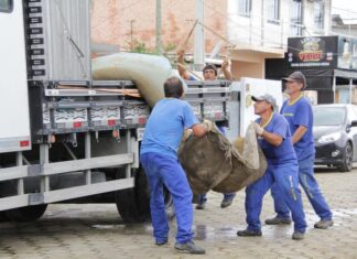 Itajaí realiza força-tarefa para recuperar ruas e auxiliar a comunidade