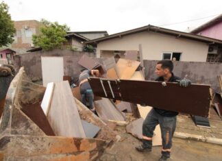 Começa mutirão de limpeza nos locais afetados pelas inundações em Itajaí