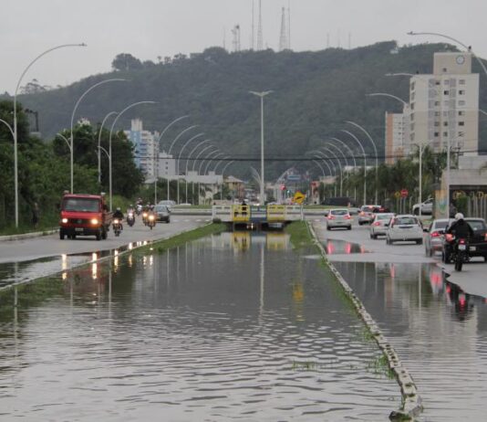 Defesa Civil de Itajaí amplia alerta para inundações graduais na madrugada de sexta para sábado (18)