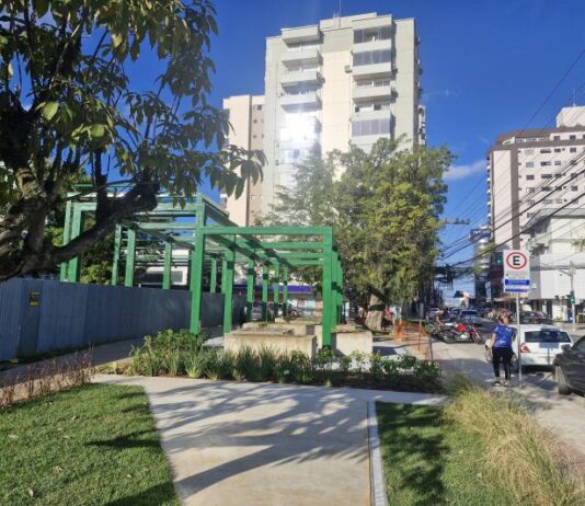 Iniciam as obras de paisagismo na Praça dos Correios