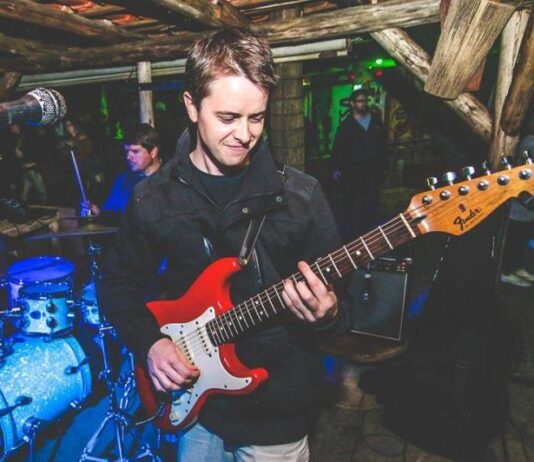 Teatro Municipal sedia show em homenagem ao músico itajaiense Fernando das Neves