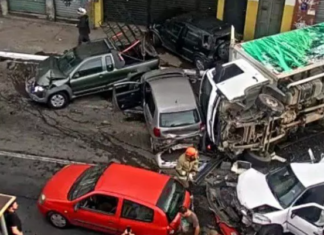 Caminhão perde o controle, arrasta 11 veículos e deixa sete feridos