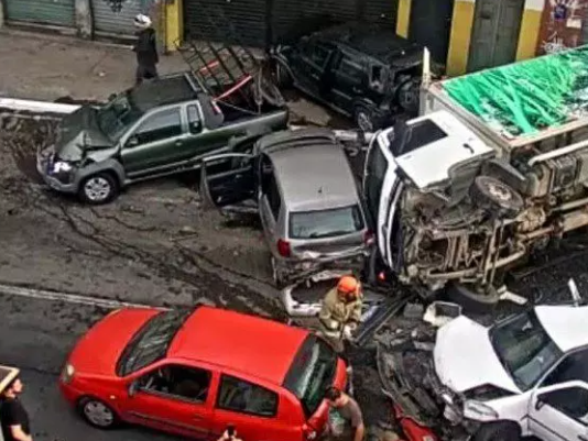 Caminhão perde o controle, arrasta 11 veículos e deixa sete feridos