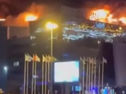 Homens invadem casa de shows e matam mais de 40 pessoas em Moscou