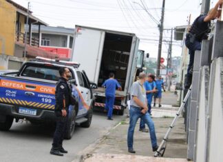 Itajaí realiza ingresso forçado para limpar dois imóveis com risco para dengue