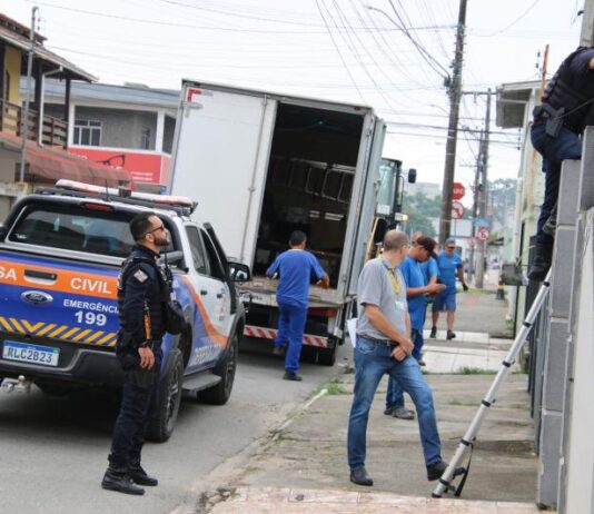 Itajaí realiza ingresso forçado para limpar dois imóveis com risco para dengue