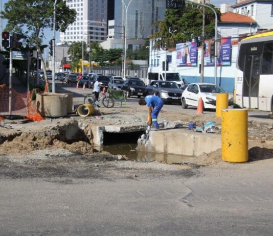 Itajaí realiza obra noturna no cruzamento da rua Silva com a avenida Marcos Konder nesta quarta-feira